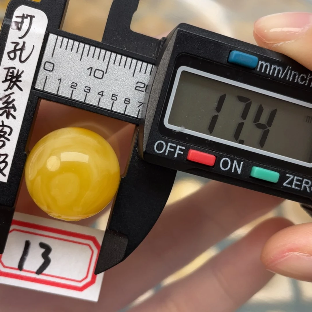 蜜蜡裸石未镶嵌孙**?微瑕