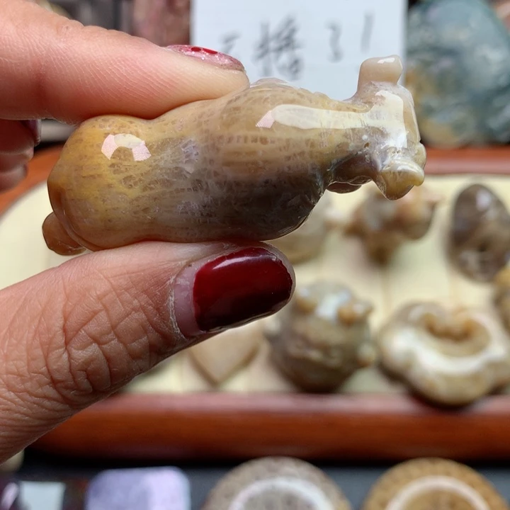 硅化珊瑚（珊瑚玉）颈饰足银镀金镶嵌