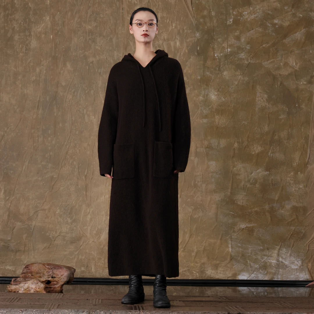 界内界外极简连帽长款毛衣女宽松廓形针织衫老钱风连衣裙J53Z2573