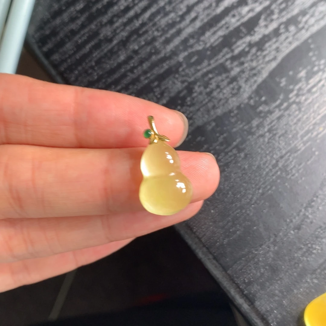 是***呀缅甸翡翠冰黄18K金镶嵌小葫芦