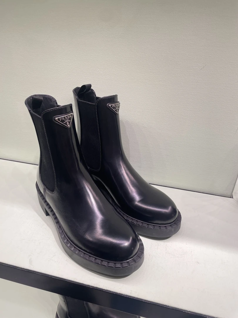 全新未使用 Prada/普拉达 女士哑色小牛皮切尔西靴