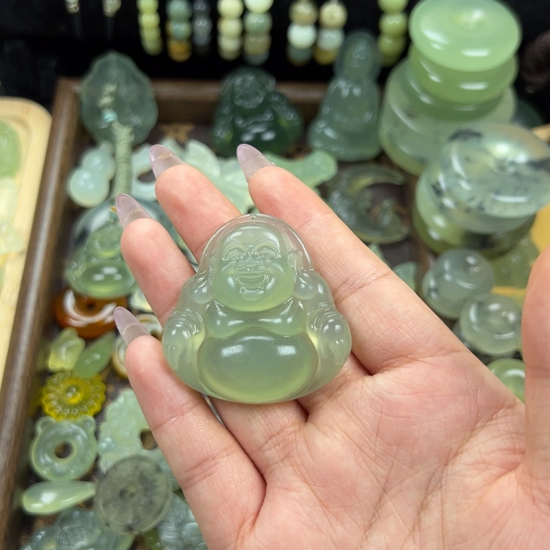 蛇纹石玉未镶嵌颈饰佛公