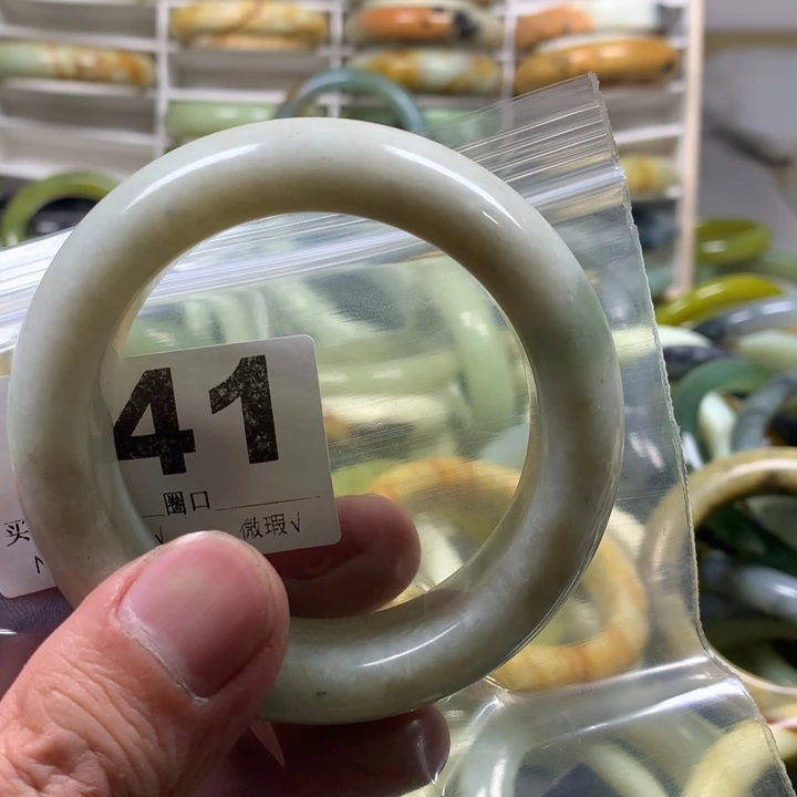 蛇纹石玉手镯未镶嵌ە***猪