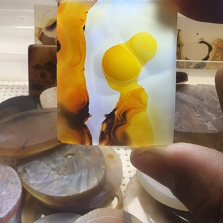 星***尘玛瑙/玉髓未镶嵌珠宝奇石