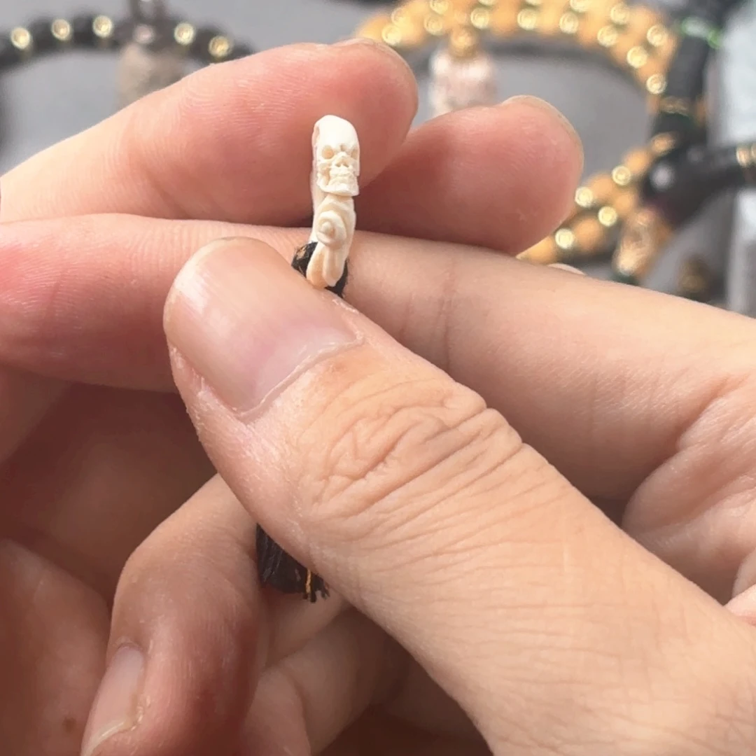 覃***贱鳄鱼牙吊坠长毛骷髅卡环