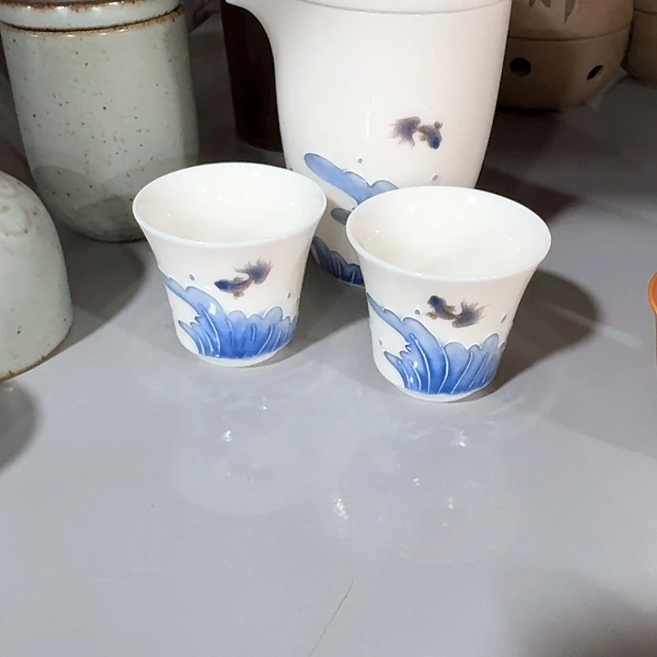 主人杯一个，瓷。。。品茗瓷