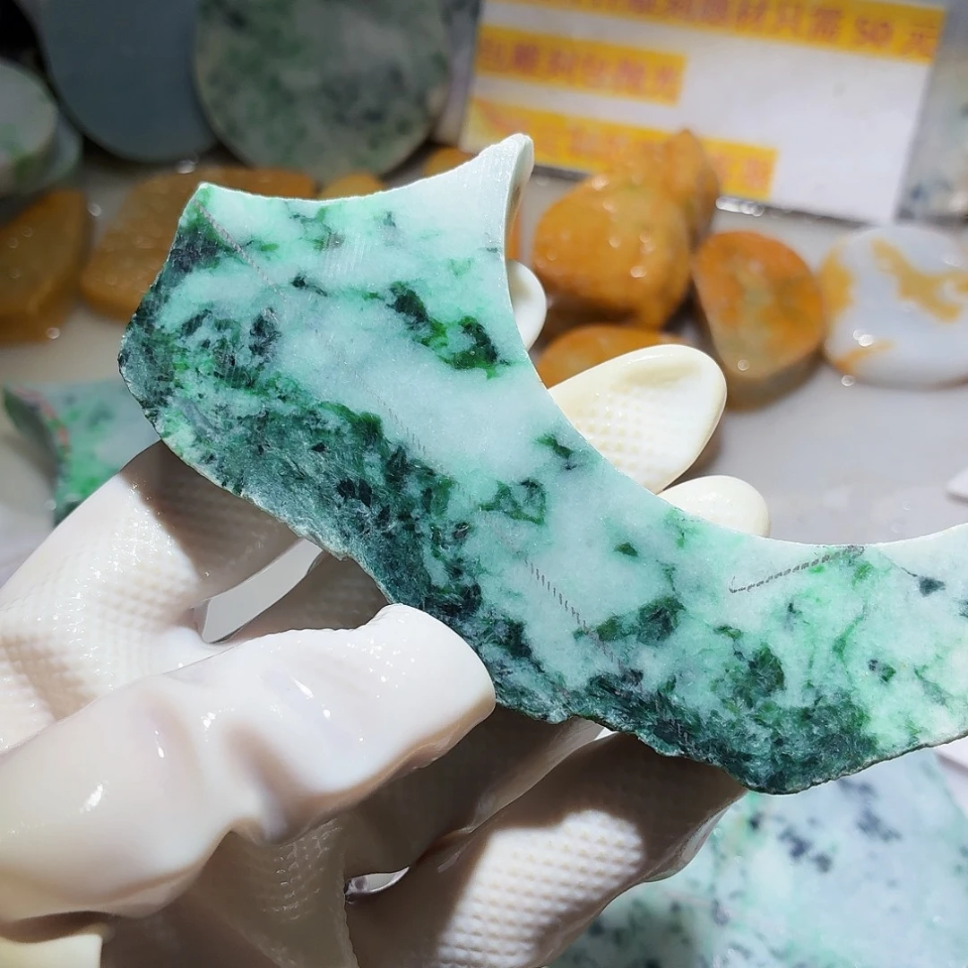 颈饰未镶嵌翡翠边角料