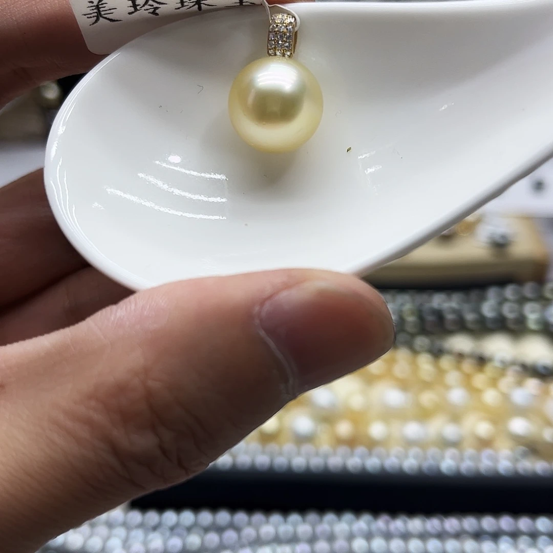 18K金镶嵌颈饰海水珍珠