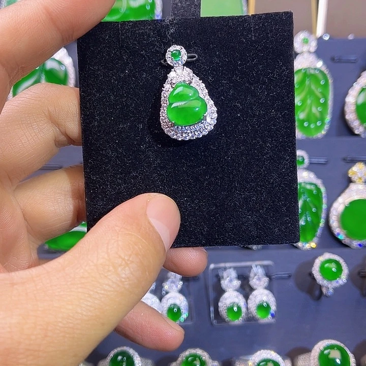 翡翠吊坠(赠链)未镶嵌葫芦