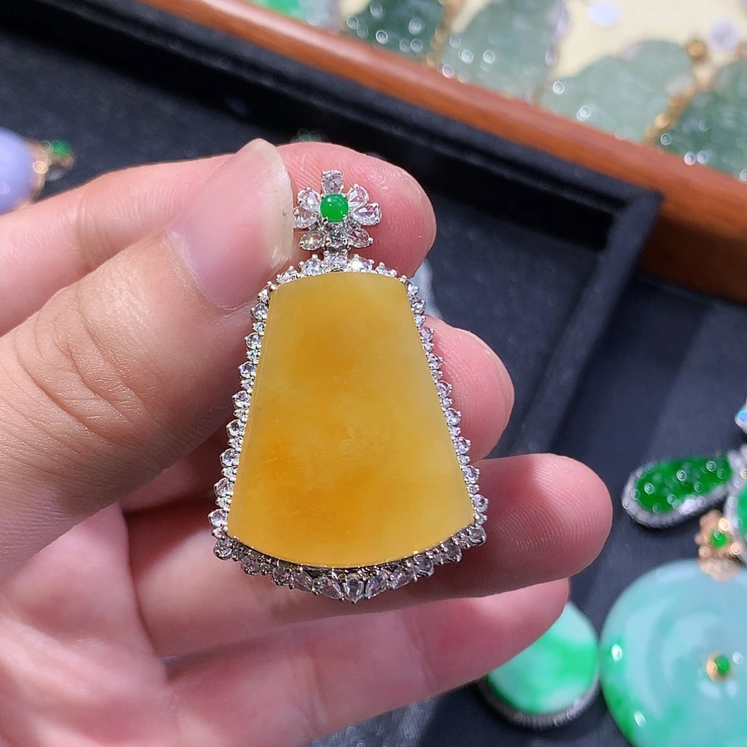 翡翠18K金镶嵌颈饰