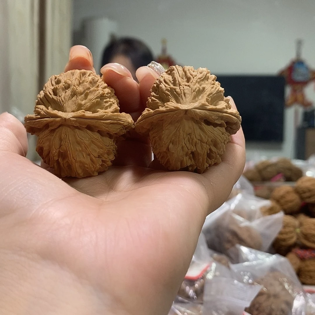 把件文玩核桃41白狮子有水尖