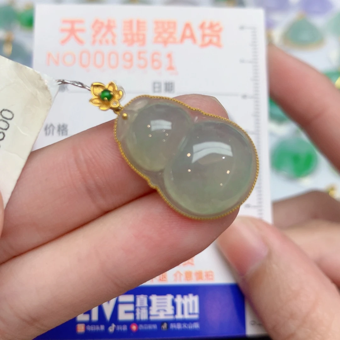 翡翠18K金镶嵌颈饰葫芦