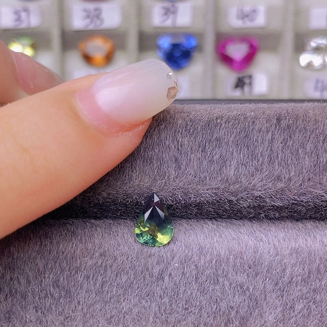 裸石蓝宝石黄绿蓝三色渐变玻璃体0.76ct/1540号