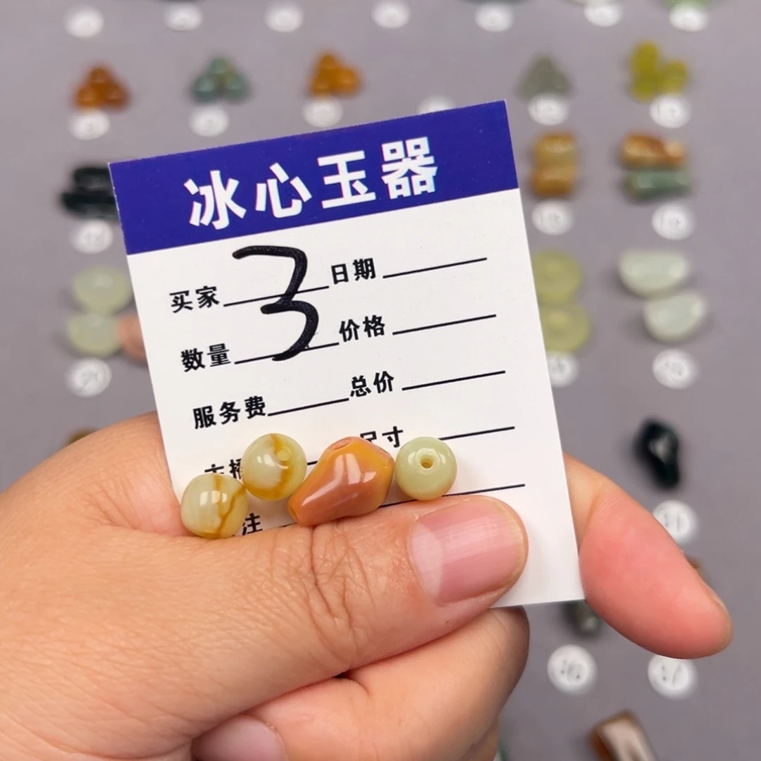 未镶嵌蛇纹石玉颈饰吳*祖