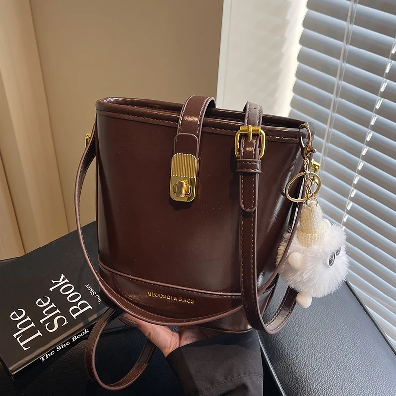 春夏新款小包包女2025高级质感手提水桶包时尚复古通勤百搭斜挎包