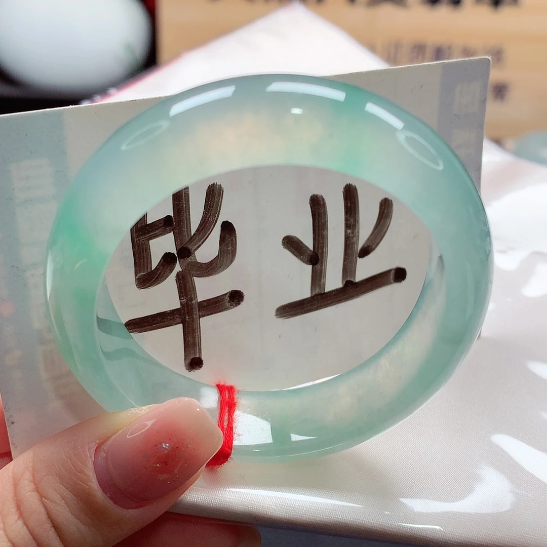 未镶嵌手镯（贵妃镯）翡翠，82号冰透起光甜甜冰胶底！
