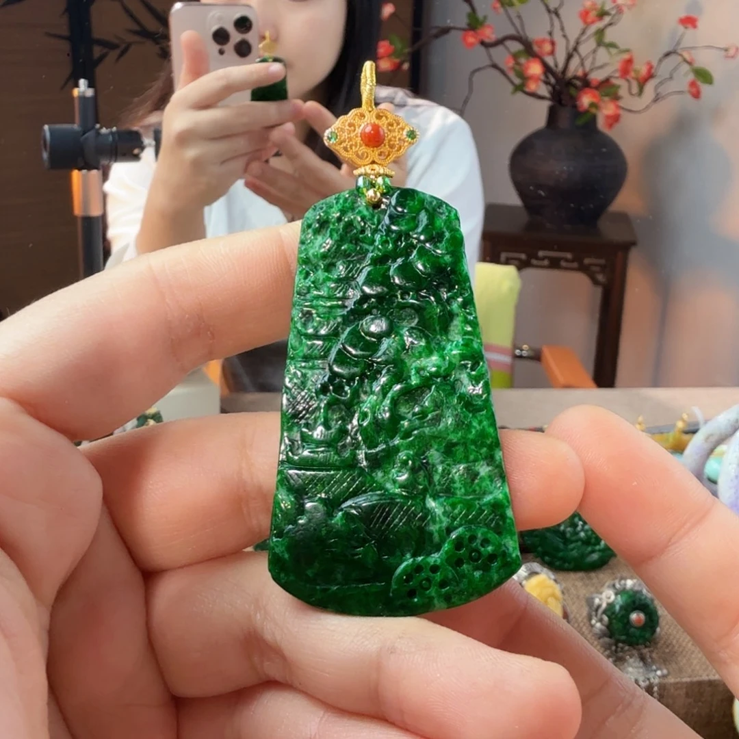 翡翠未镶嵌吊坠(赠链)