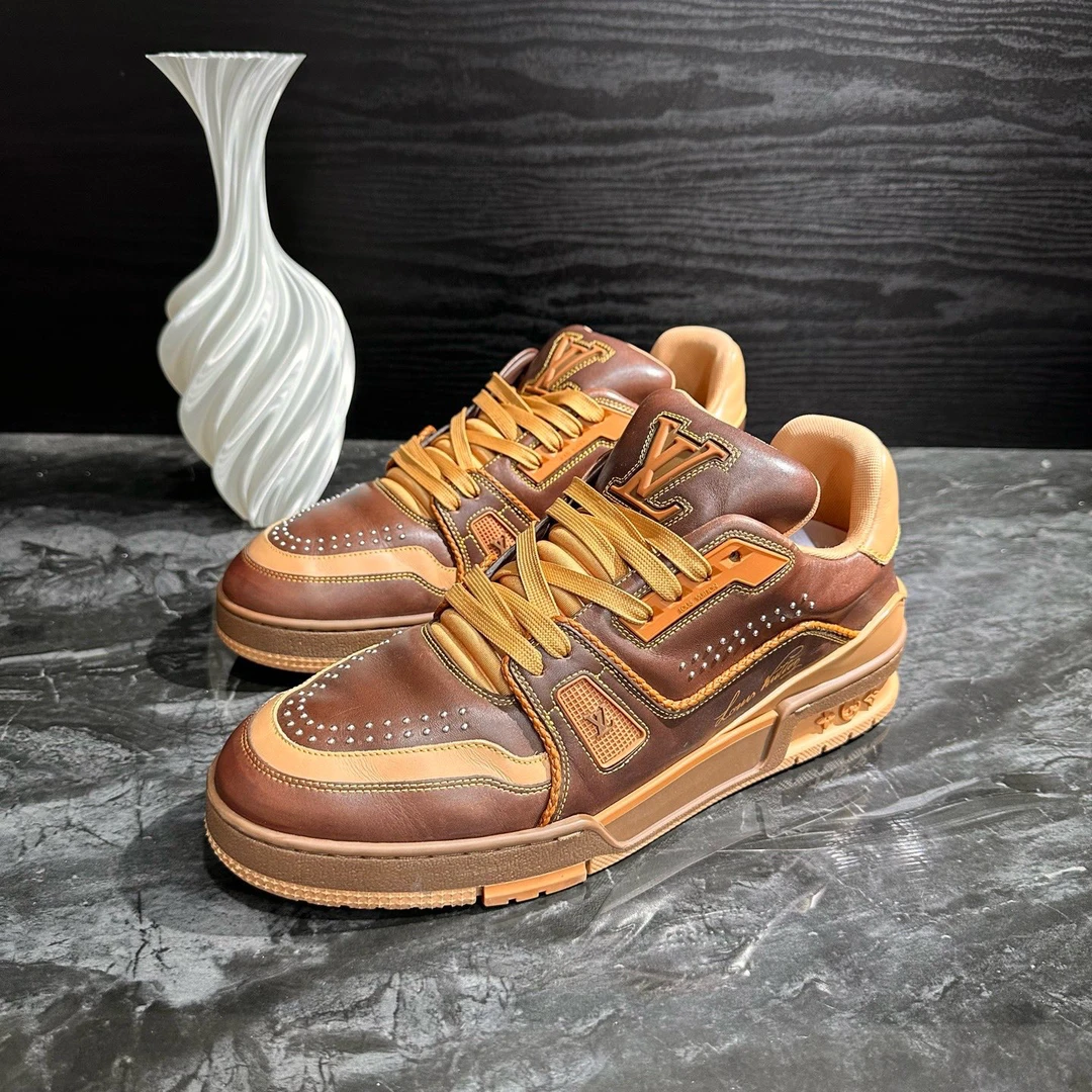 95新 LouisVuitton/路易威登 1658/42码/新款棕铆钉Trainer板鞋