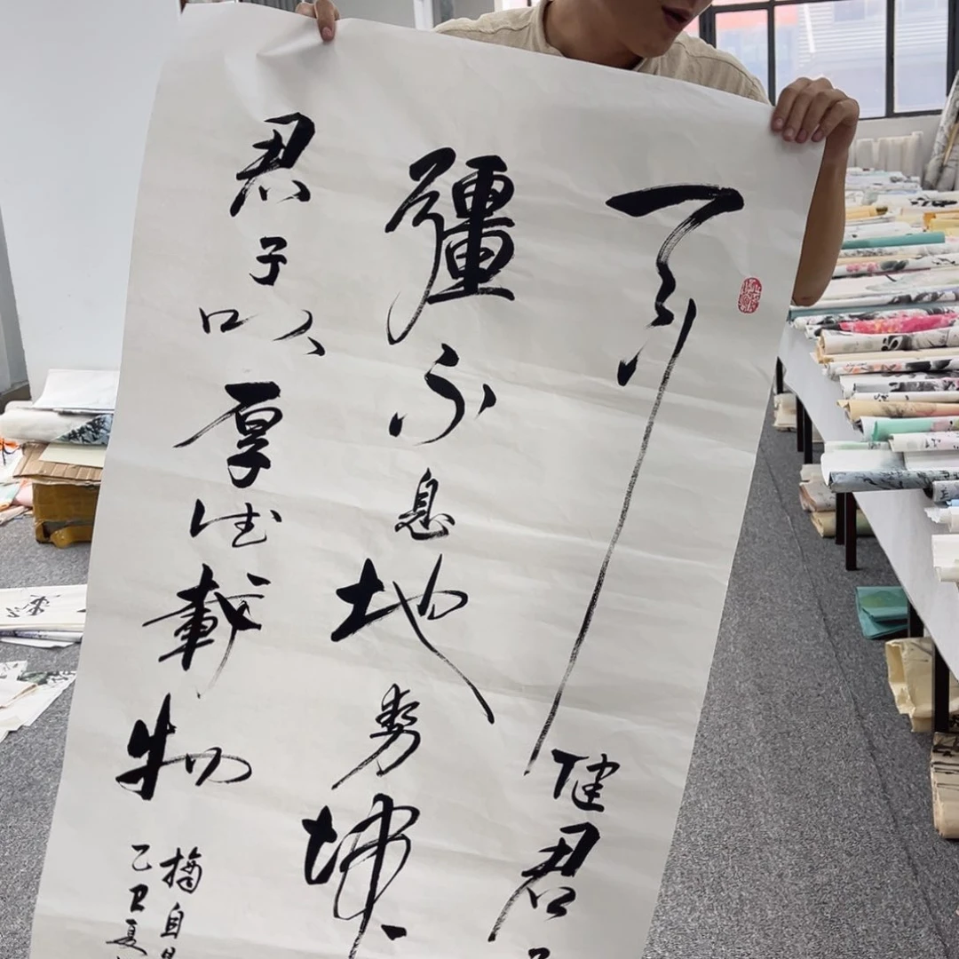 国画卖字画的小女孩
