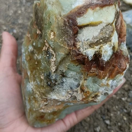 未镶嵌蛇纹石玉珠宝奇石
