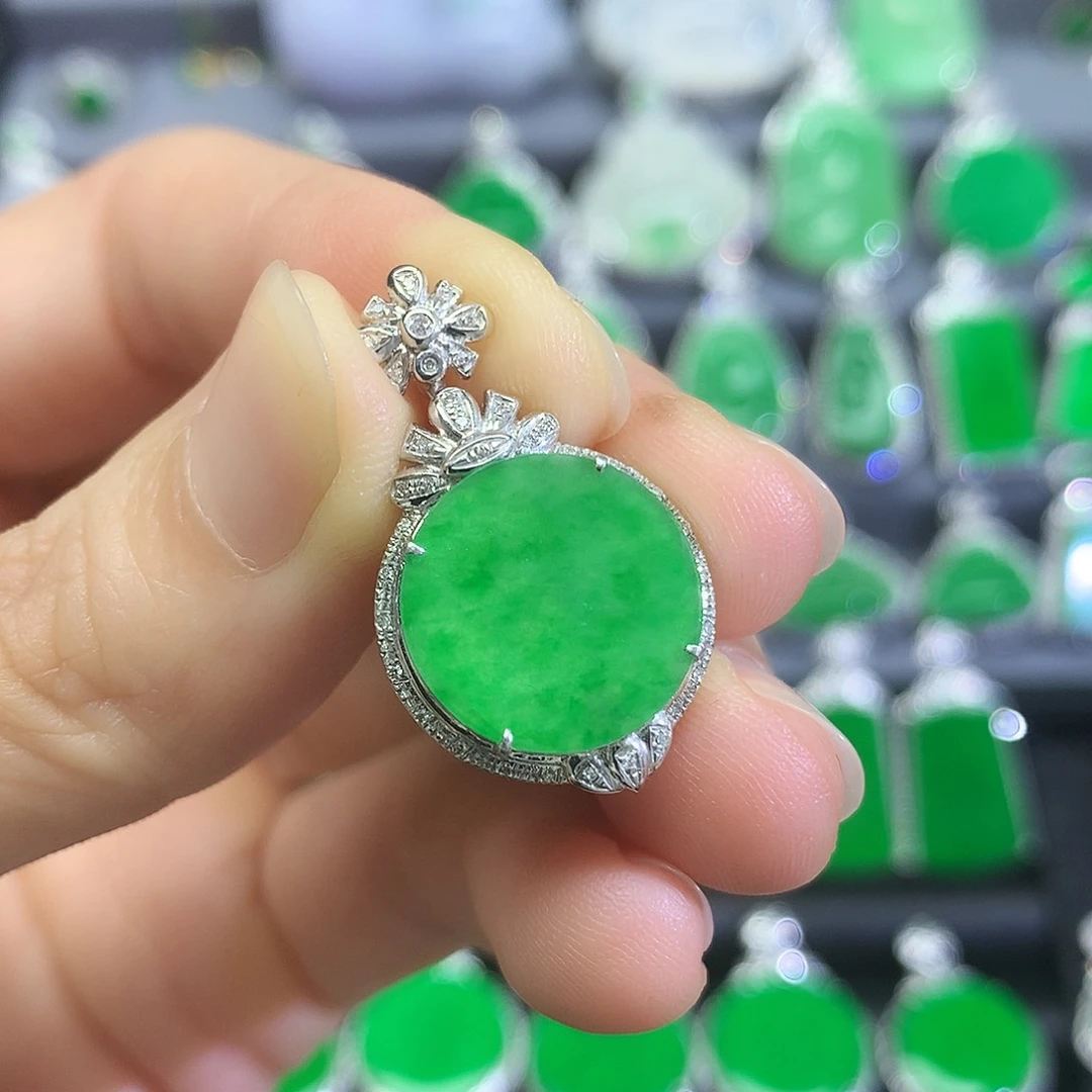 翡翠18K金镶嵌颈饰吊坠