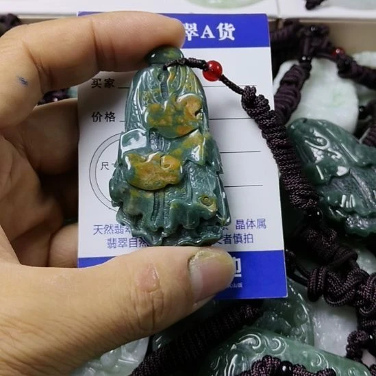 翡翠未镶嵌颈饰挂件