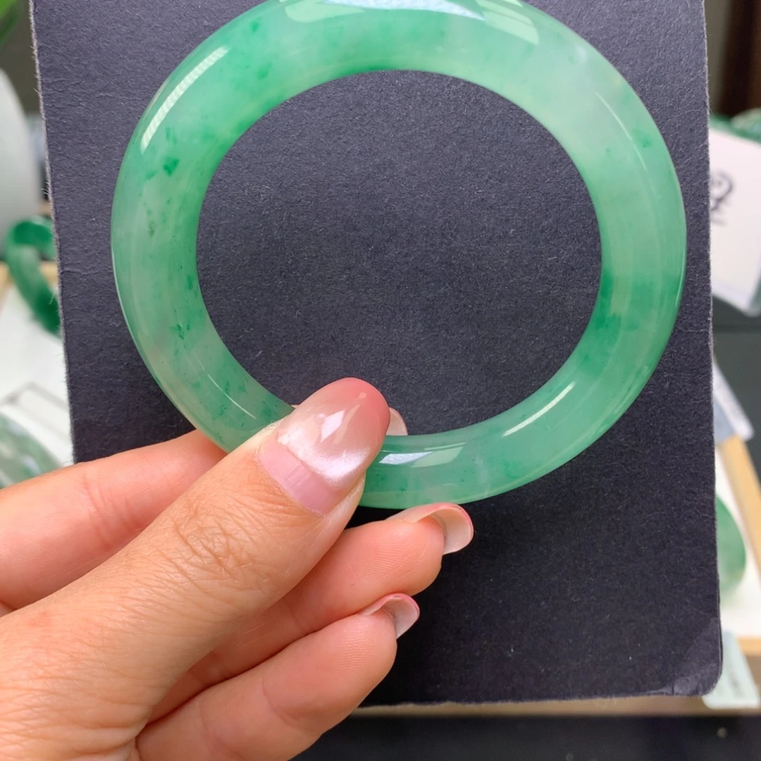 石英质玉（非洲翠）未镶嵌手镯5556圆条飘花