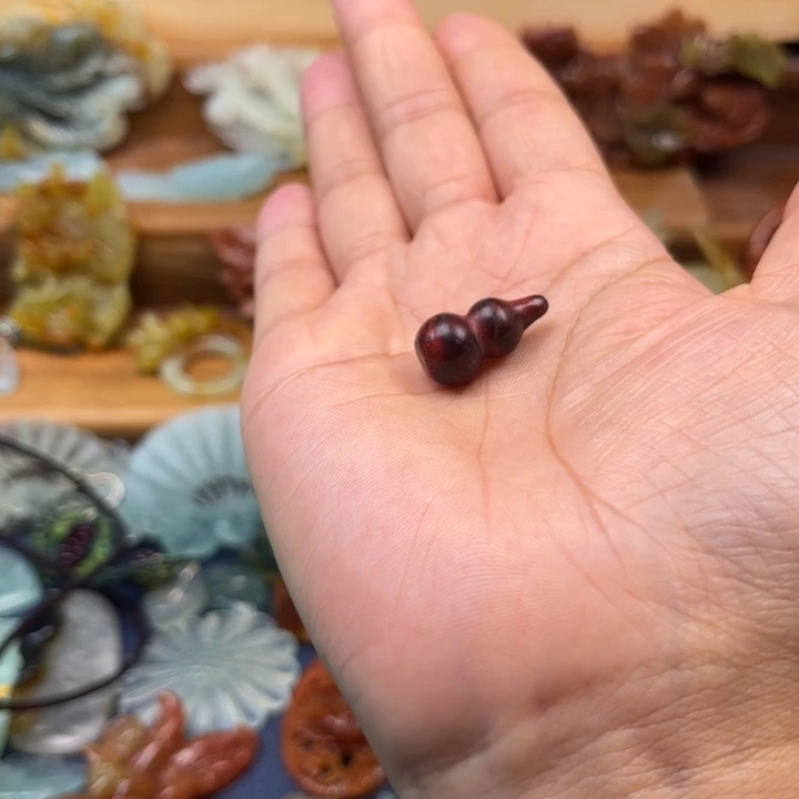 人***湖蛇纹石玉合金吊坠