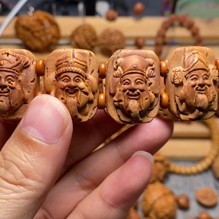 桃核雕刻财神手牌