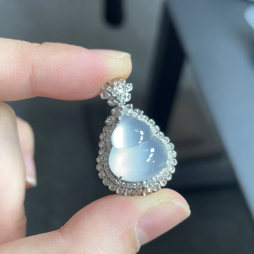 翡翠18K金镶嵌颈饰冰葫芦