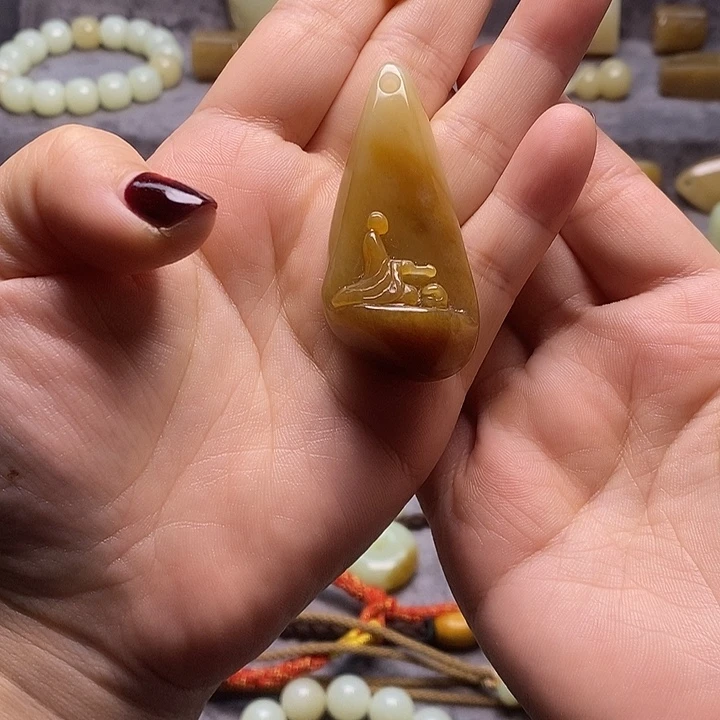 清***：和田玉（糖玉）未镶嵌颈饰