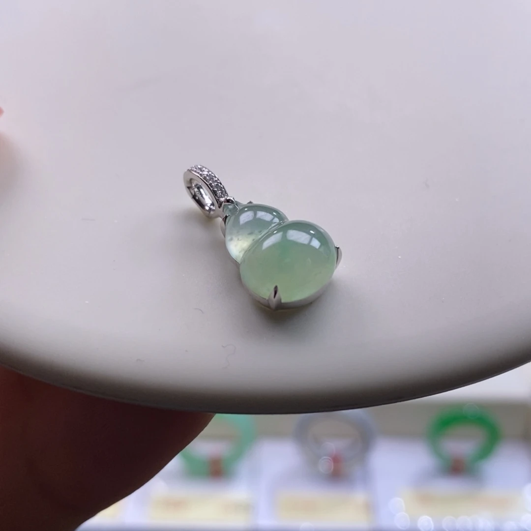 翡翠吊坠(不含链)18K金镶嵌翡翠甜绿葫芦