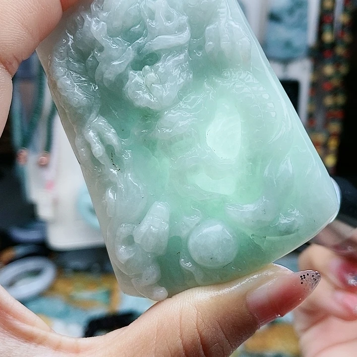 颈饰足铂镶嵌翡翠翡翠
