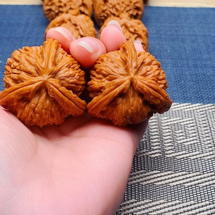 傲***风吊坠文玩核桃三棱