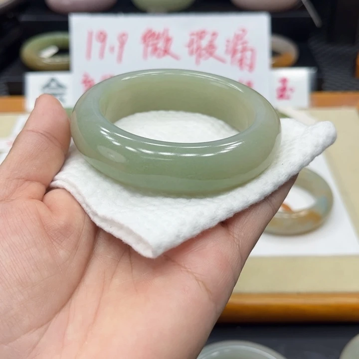 未镶嵌手镯石英质玉觅*