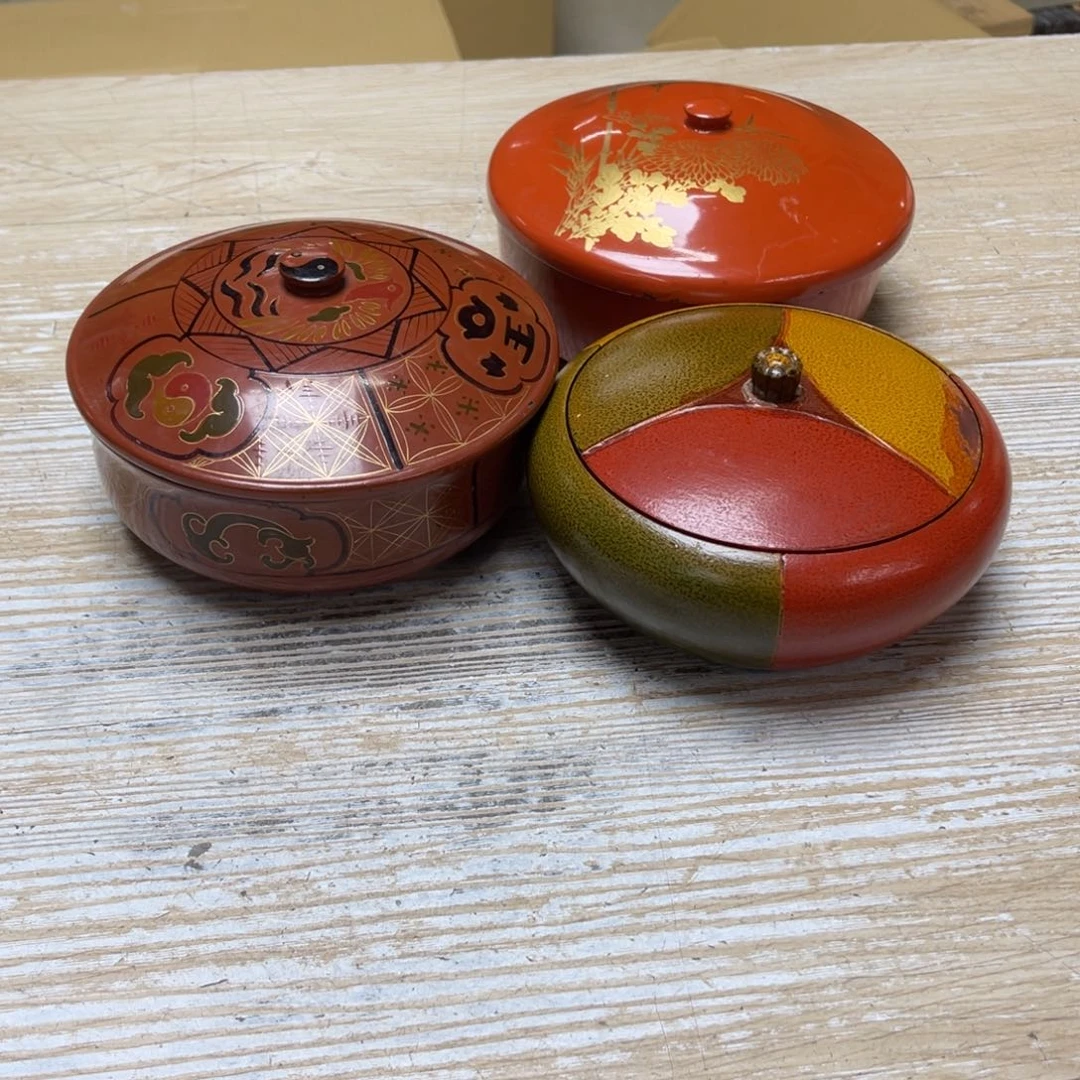 瓷片小***七密密麻麻地排列着