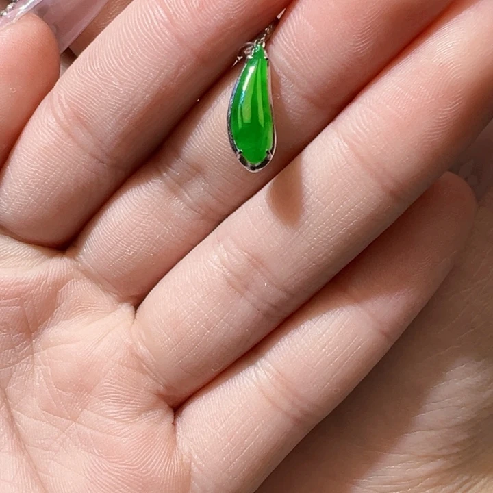 翡翠挂件18K金镶嵌翡翠