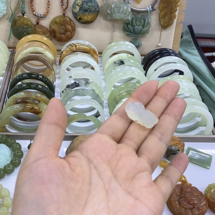 岫玉未镶嵌手镯（圆镯）