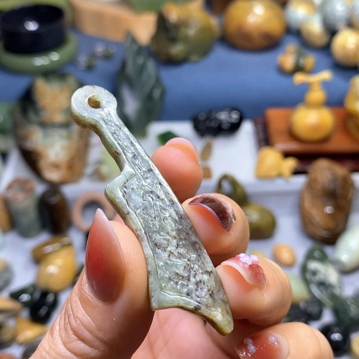 未镶嵌岫岩河磨玉（透闪石质玉）挂件