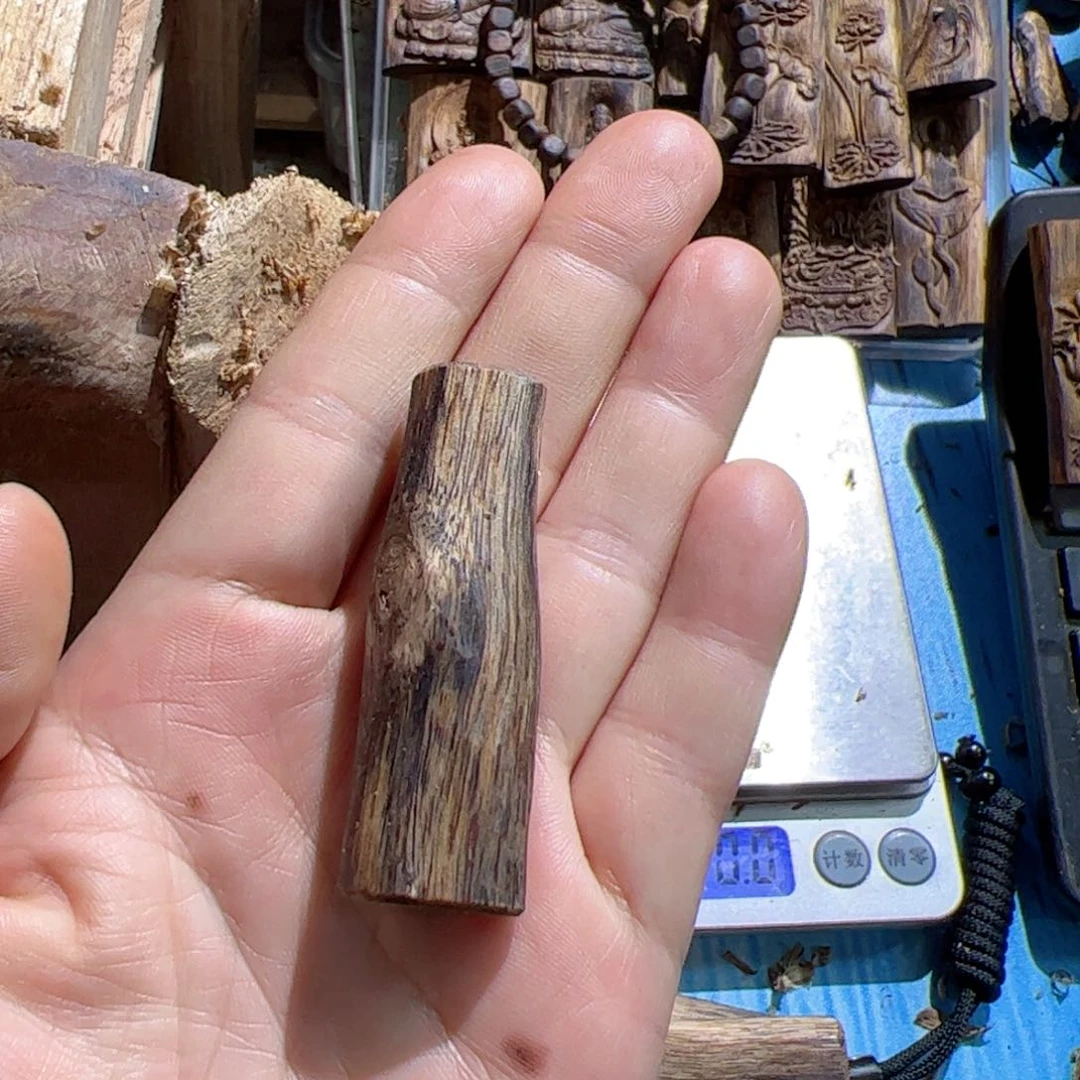 沉香吊坠紫棋素牌7.6克