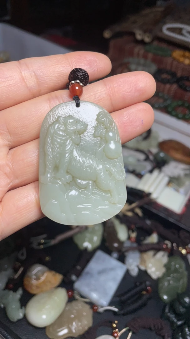 天然玉石新疆和田玉上山虎吊坠