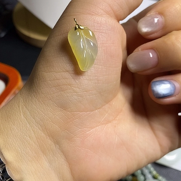 翡翠18K金镶嵌颈饰冰黄翡