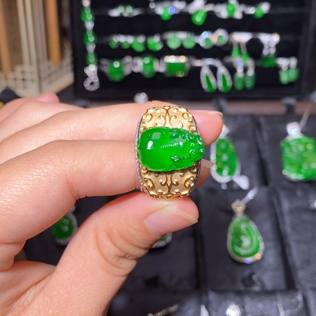 18K金镶嵌戒指翡翠天然翡翠