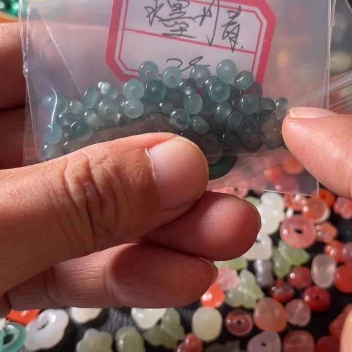 颈饰未镶嵌翡翠水****）翡翠小扣子