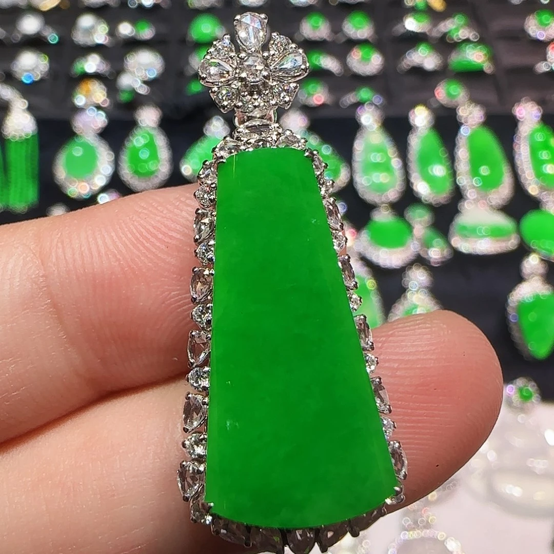 翡翠18K金镶嵌颈饰吊坠