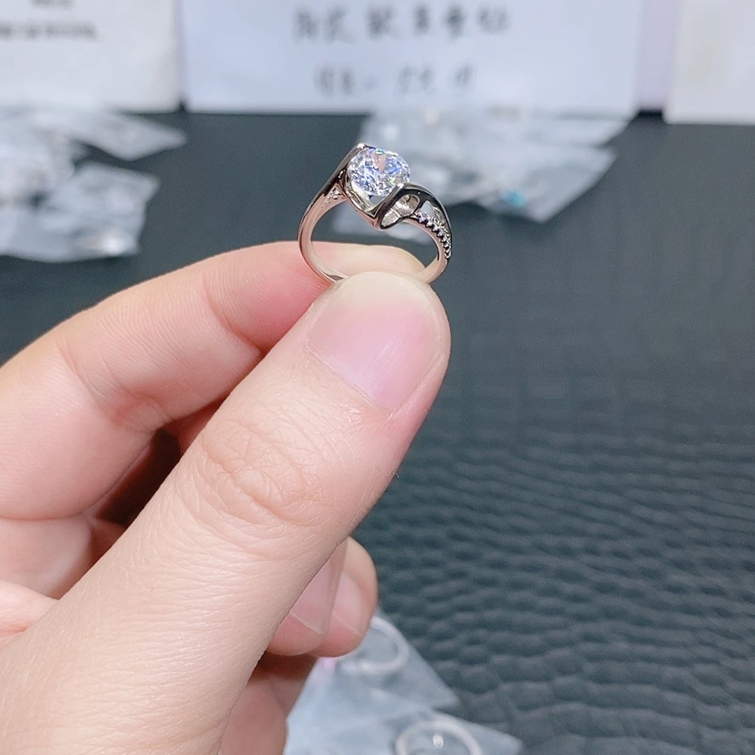 合成碳硅石925银微镶天使1克拉10吗