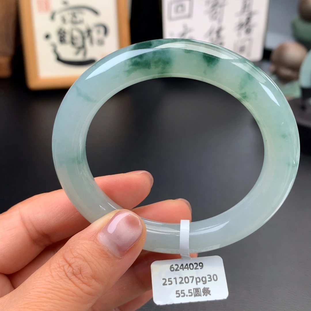 翡翠未镶嵌手镯冰胶飘花性价比推荐