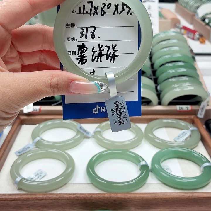 薯***饼石英岩玉未镶嵌手镯