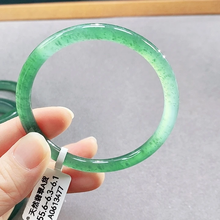 翡翠未镶嵌手镯（圆镯）