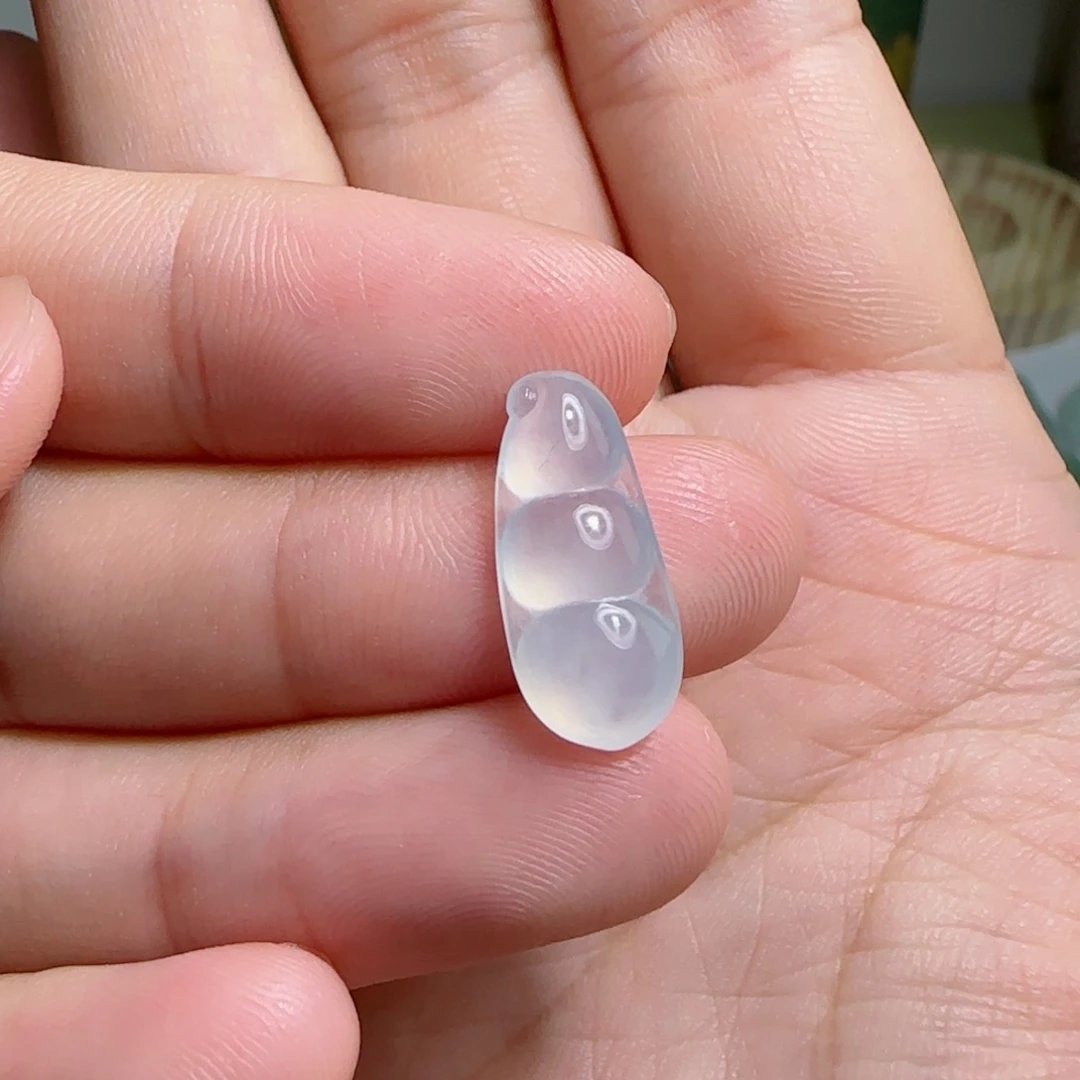 翡翠未镶嵌颈饰福豆